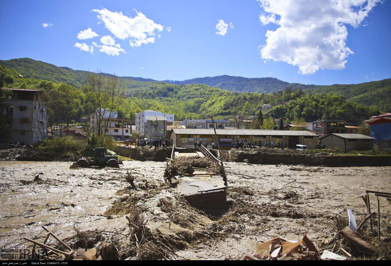 سرنشینان بیش از ۱۷۰ خودرو گرفتار سیلاب در مازندران نجات یافتند