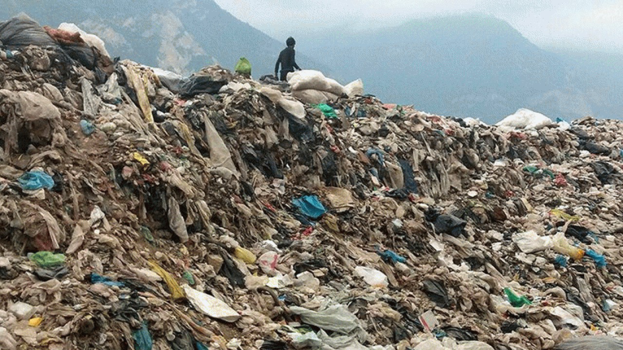 گزارش حرف از تصمیم شهرستانی برای جابه‌جایی کوه 180 متری زباله؛ “عمارت” در انتظار فاجعه جدید