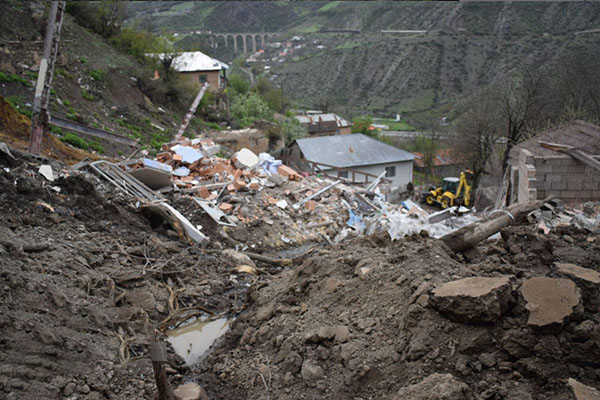 سقوط سنگ روستای پیت سرا سوادکوه