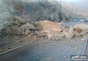 جاده کوهستانی لاویج به نور بر اثر ریزش سنگ مسدود شد