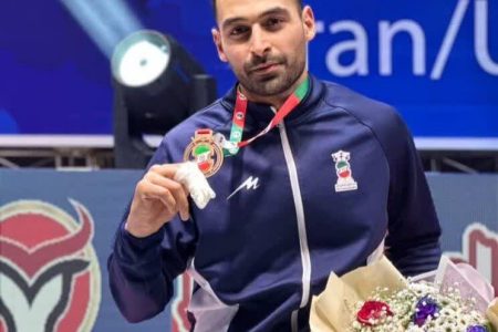 مدال برنزشمشیربازی جهان برگردن احمدرضا شهمیری