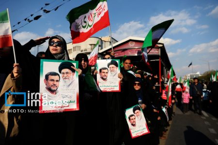 ایران ایستاده است